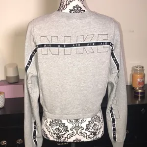 Nike Air Gray Long Sleeve Cropped Sweatshirt Size Medium thumbnail 8