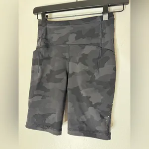 Lululemon Black Camp Side Pocket Pockets Biker Shorts‎ Size 2 thumbnail 3