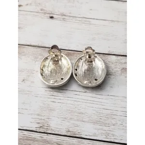 Vintage Clip On Earrings - Oval Unusual Clear Gem Pattern thumbnail 4