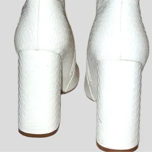 Pretty little thing cute white faux snake skin design! thumbnail 6