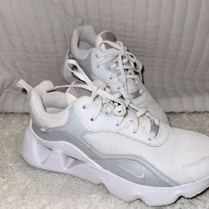Nike RYZ 365 2 White Metallic Platinum (Women's) thumbnail 1