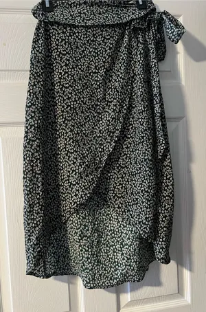 Tie-Waist Floral High-Low Skirt in Dark Green thumbnail 1