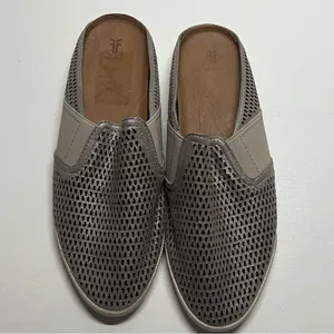 FRYE‎ Melanie Perforated Slip On Mules 9M Casual Chic Minimalist Neutral Comfort thumbnail 2