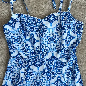 NWOT Blue and White Print Sleeveless Maxi Dress in Women's Medium thumbnail 4