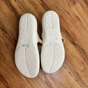 Crocs‎ Sanrah Metal Block Thong Sandals White Silver Wedge Flip Flops Womens 11 thumbnail 10