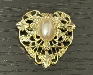 Lovely Vintage Brooch Faux Pearl Cabochon Filigree Gold Tone Heart thumbnail 3