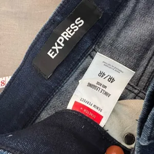 🔥🔥 5/$25 sale 🔥🔥 Express Blue Mid Rise Stretch Whisker Ankle Jegging Side Detail thumbnail 8