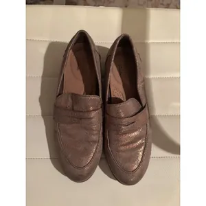 Clarks Women's Metallic Rose Gold‎ Loafer Shoes Size 7.5 M thumbnail 2