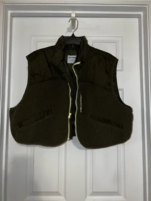 Old Navy Cropped Olive Green Sherpa Vest with Quilted Yoke and Zip Trim thumbnail 2
