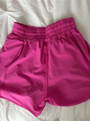 Lululemon HOTTY HOT SHORT |I *4" Sonic Pink Run, Size 2, Good condition thumbnail 2