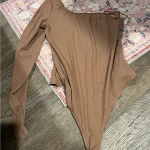 Le lis tan Ribbed one shoulder stretchy bodysuit‎ thumbnail 11