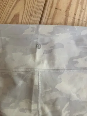 Lululemon Wunder Train High-Rise Shorts Size 8 thumbnail 3