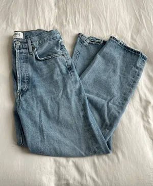 AGOLDE '90s Crop Distressed Jeans in Echo thumbnail 4