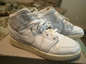 Air Jordans Jordan Retro 1 Mid thumbnail 2