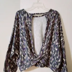 Multi colored sweater with back peek opening. thumbnail 4