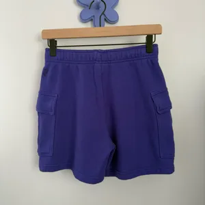 Aritzia TNA XS NEW Cozy Fleece Cargo Shorts Electric Purple Comfy Lounge thumbnail 4