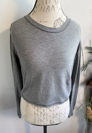 Lululemon Grey Long Sleeve Mesh Back Tulip‎ Hem Cropped Yoga Top Size 6 thumbnail 1