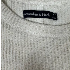 Abercrombie & Fitch Ribbed Knit Top S Cream Beige Short Sleeve Fitted Minimalist thumbnail 5