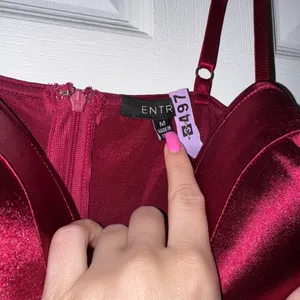 Elegant burgundy midi dress thumbnail 3