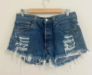 Levi’s Studded 501 Distressed Jean Shorts Sz 33 thumbnail 1