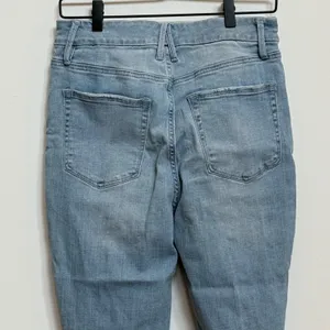 Good American Distressed Light Wash Cropped Jeans Size 12 / 31 thumbnail 11