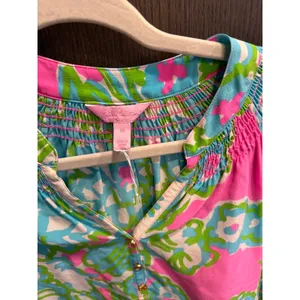 Lilly Pulitzer Elsa silk‎ blouse featuring a ruched neckline, partial button XS thumbnail 3