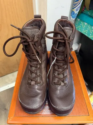 UGG Women’s Brown Insulated Lace-Up Boots- Trail Hiking - Traction Sole. Size: 8 thumbnail 2