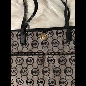 Michael Kors Signature Tote Bag – Stylish & Spacious thumbnail 3