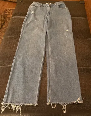 Hollister Ultra High-Rise Dad Jeans Distressed Raw Hem Size 6L W28 Long thumbnail 1