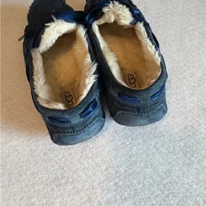 UGG Australia Shearling Lined Moccasin Slippers Navy Suede Bow Women’s 7.5 thumbnail 3