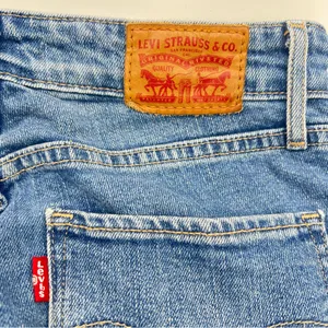 Levi's Women's High Rise Skinny Leg w/Cuffs Medium Wash Blue Jeans-Size 25 thumbnail 7