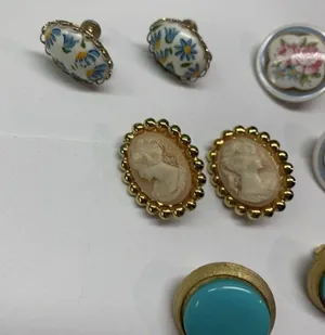 Lot Of 4 Pretty Vintage - Modern Clip On Screw On Costume Earrings thumbnail 3