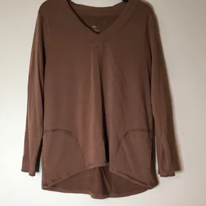 Women’s Zuda V-neck long sleeve knit top pockets brown small oversized tunic thumbnail 1