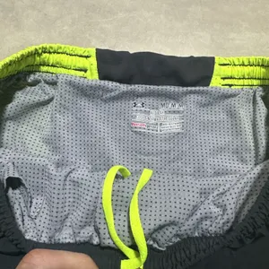 Under Armour Shorts Women's SZ Medium Built in Liner Black Neon Green Running thumbnail 4