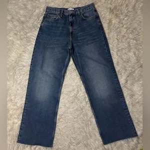 Zara‎ Blue Medium Wash Women’s Wide Leg Raw Hem Jeans Size 8 thumbnail 1