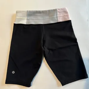 Lululemon‎ Reverse Groove Short - Size 4 Tall. thumbnail 3