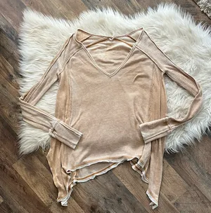 Free People Ridiculously sott Long sleeve thermal Thinner material- not thick waffle knit Oversized and flowly Approximate measurements provided - unstretched Cream/tan/brown in color Size XS G1 thumbnail 2