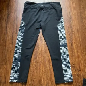 Under Armour‎ fitted Capri leggings black and white size medium thumbnail 5