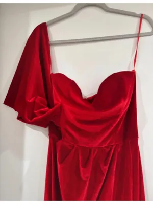 Elegant Red Velvet One-Shoulder Evening Gown with Slit thumbnail 3