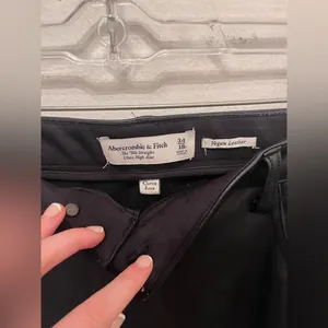 Abercrombie & Fitch 90s Straight Ultra High Rise Vegan Leather Pants 34/18R thumbnail 3