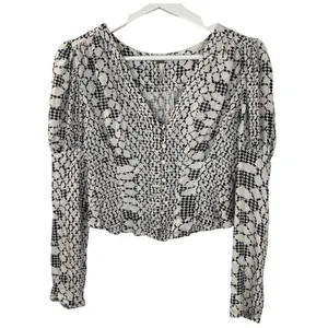 Free People Black and White V-Neck cropped long sleeve shirt Size Medium thumbnail 3