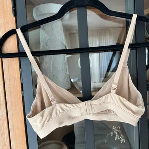 SKIMS Fits Everybody crossover bralette bra sand nude beige vneck thumbnail 3