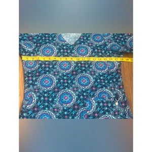 Vera Bradley scrub top in a Navy Medallion print Size XS thumbnail 6
