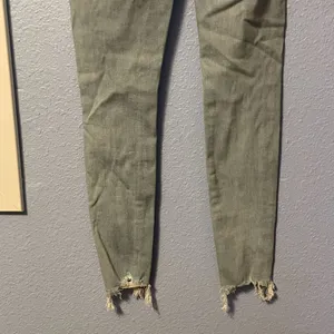 Size 4 American Eagle Distressed Ripped Light Wash Denim Jeans Jeggings Next Lev thumbnail 7