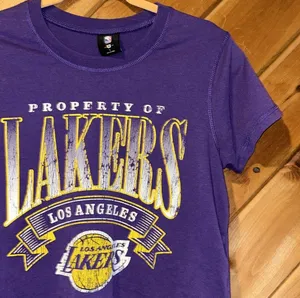 Lakers NBA purple & yellow cropped vintage look tee thumbnail 2