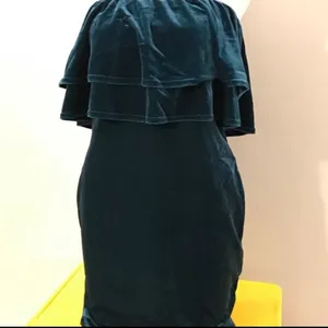 Women’s size Medium velvet like Nice body con fitting dress.Dark green thumbnail 3