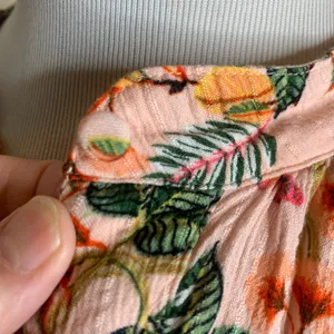LOFT Peach Floral Blouse Crinkle Fabric Sz XL 100% Viscose thumbnail 7