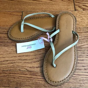 Vineyard Vines Skinny Strap Casual Patent Leather Flip Flops Women’s Size 8 NWT thumbnail 6