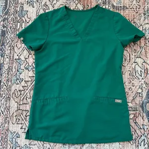 Figs Casma Three-Pocket Scrub Top in Limited Edition Kelly Green XXS Medical thumbnail 4