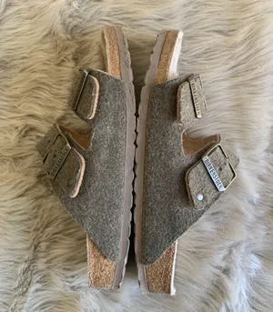 Birkenstock Women’s happy lamb wool Arizona sandals Size 7-7.5 thumbnail 3